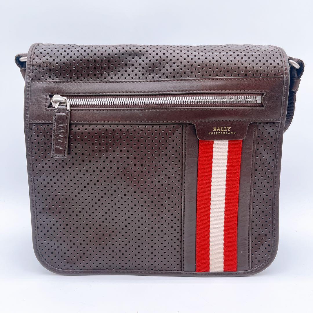 美品✨【バリー】メッセンジャーバッグ ショルダーバッグ パンチング加工 A4可能