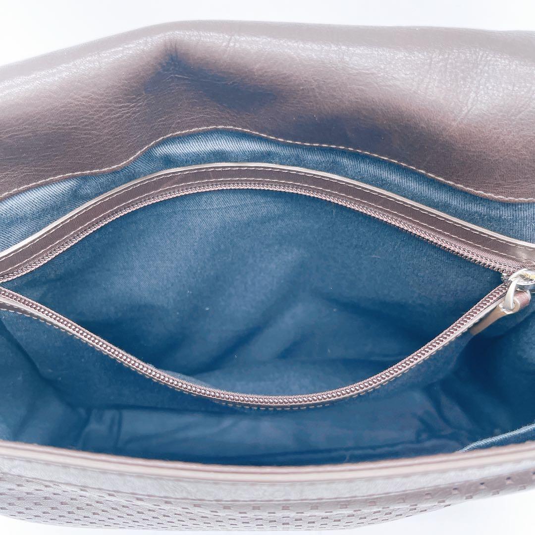 美品✨【バリー】メッセンジャーバッグ ショルダーバッグ パンチング加工 A4可能