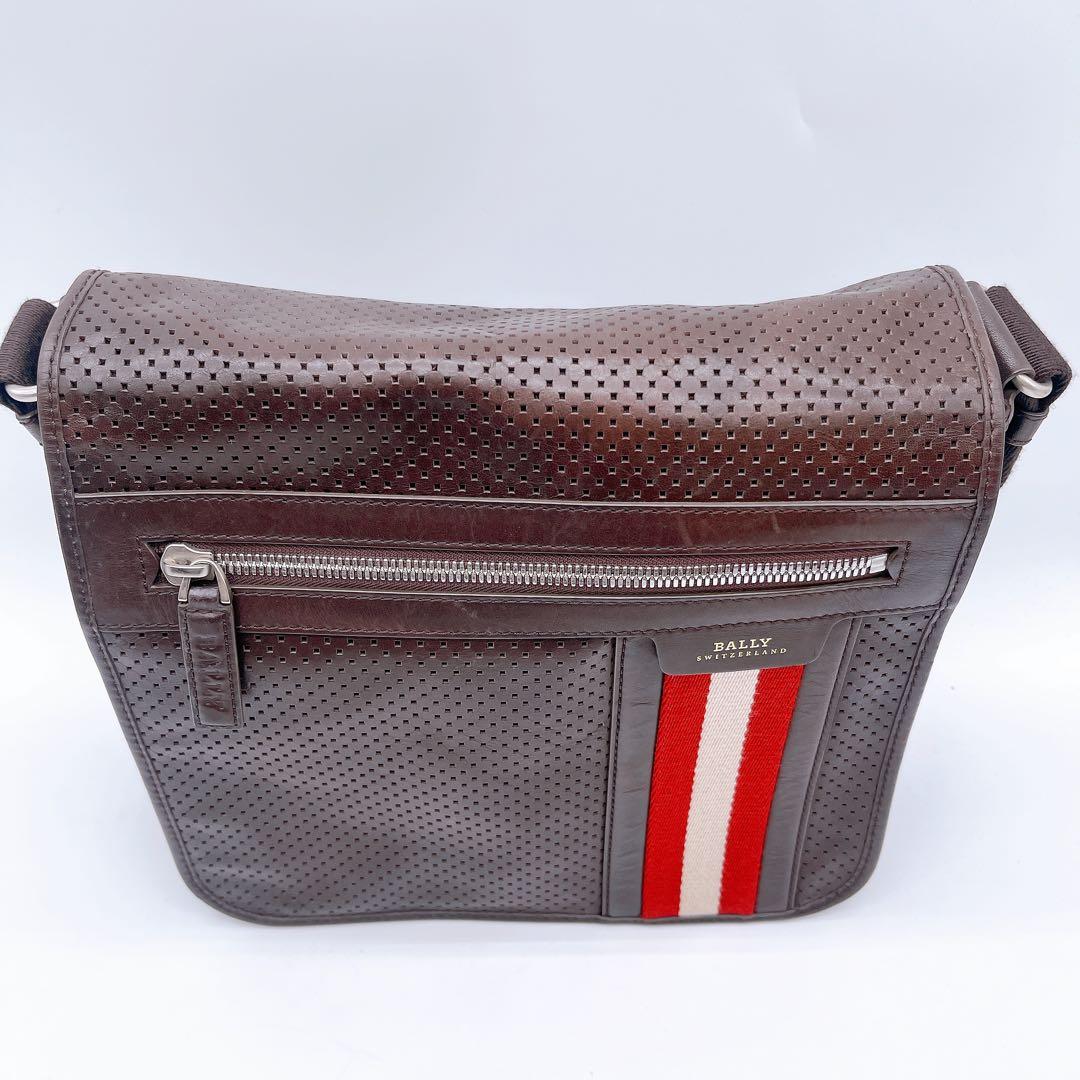 美品✨【バリー】メッセンジャーバッグ ショルダーバッグ パンチング加工 A4可能