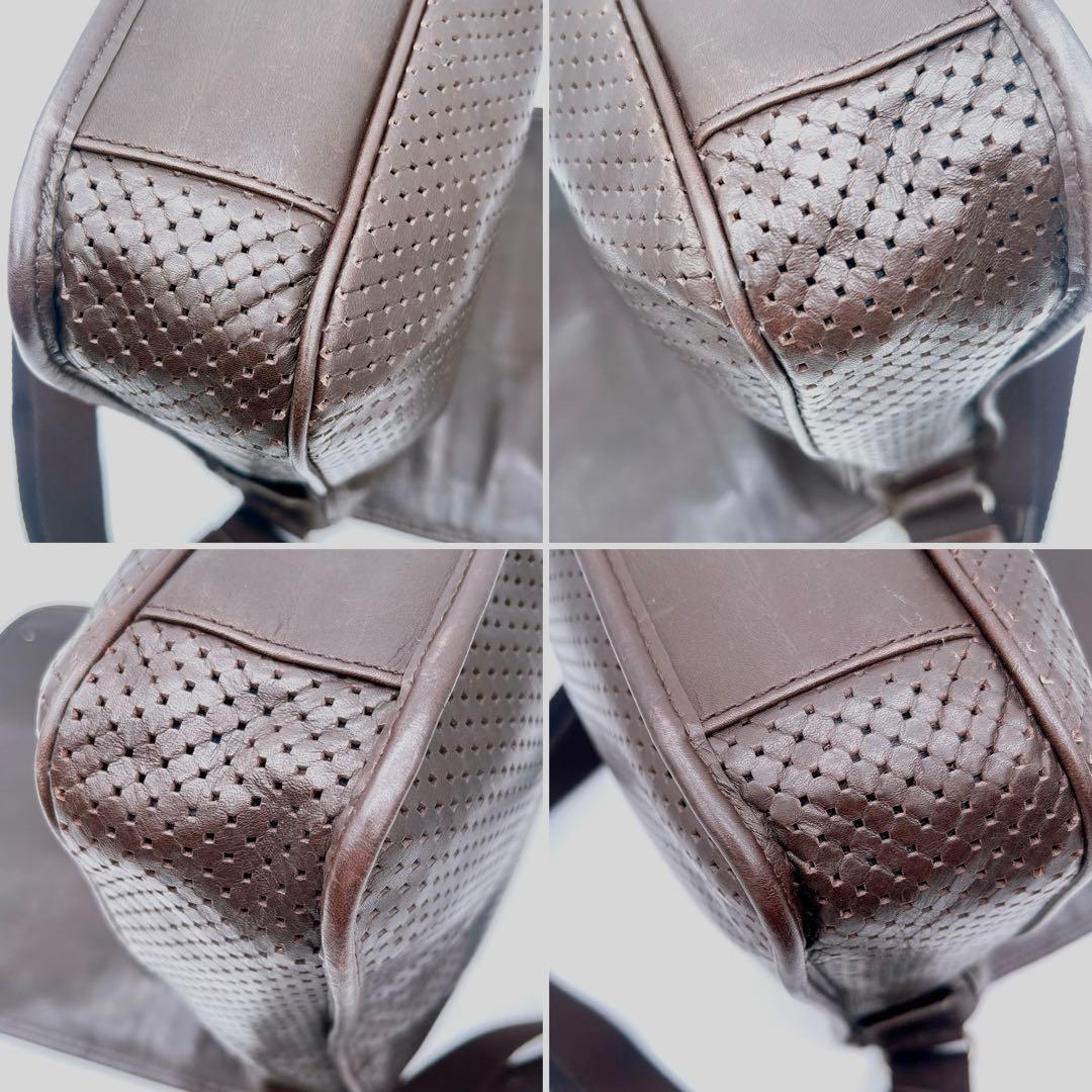 美品✨【バリー】メッセンジャーバッグ ショルダーバッグ パンチング加工 A4可能