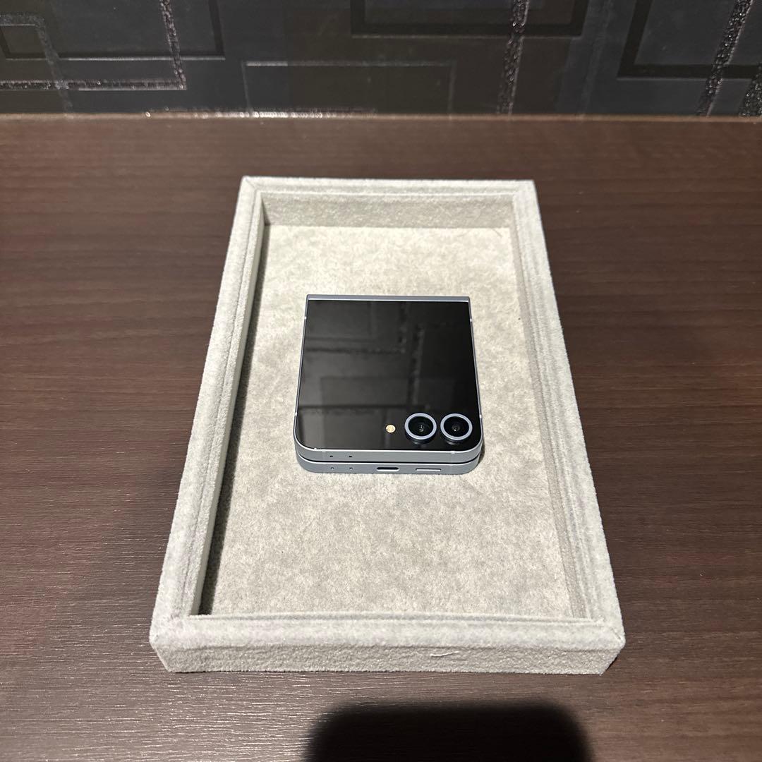 【美品】Samsung Galaxy Z Flip6 256GB ブルー
