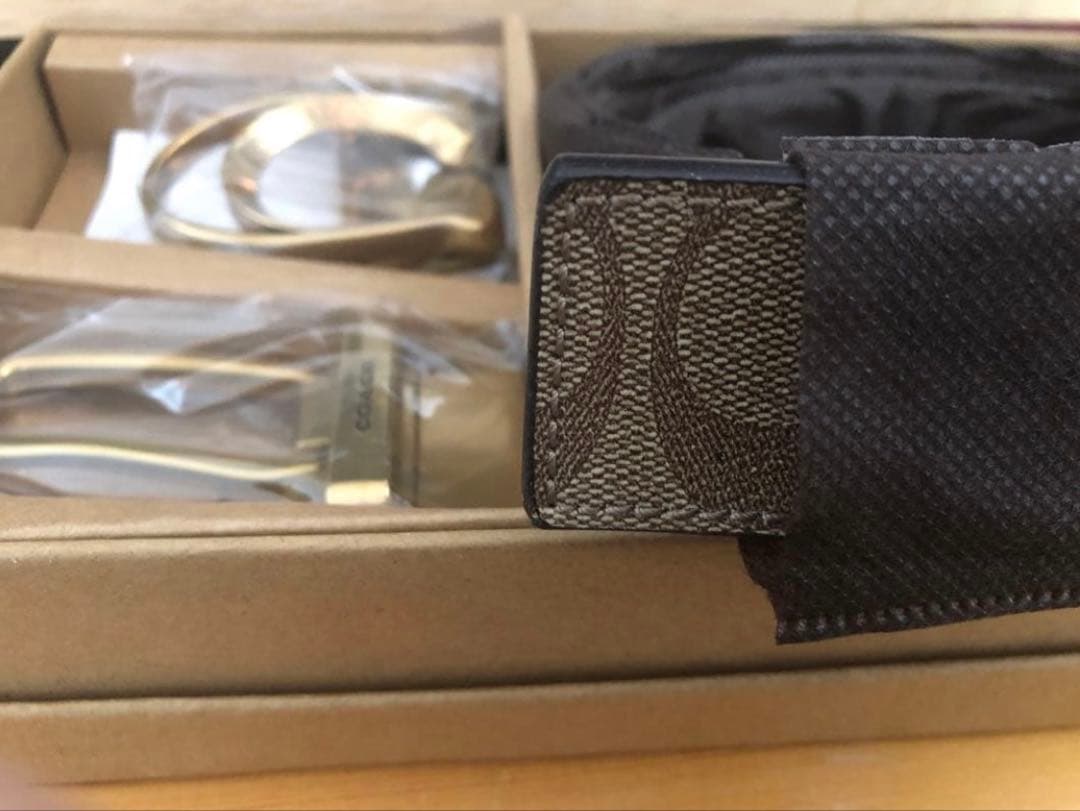 【新品未使用】COACH シグネチャー ゴールド リバーシブル レザー 箱付き