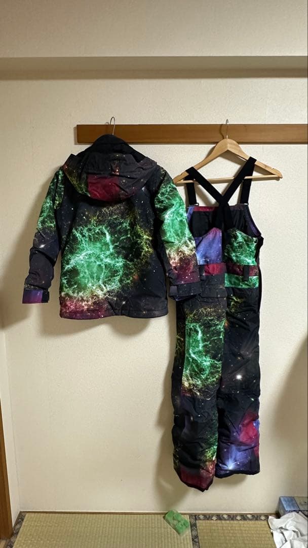 Burton 子ども用スノーボードウェア 上下セット 宇宙柄　M/140cm