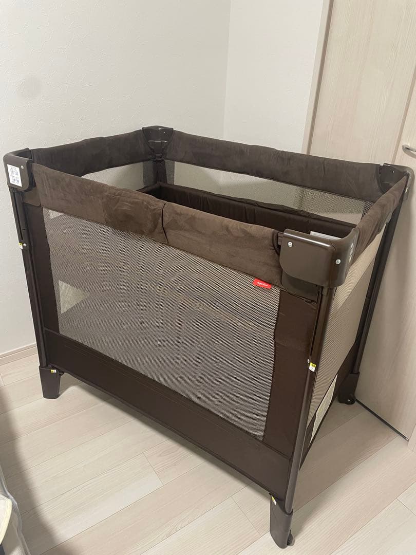 ココネル エアープラス 折り畳みベビーベッド　ブラウン　チョコレート