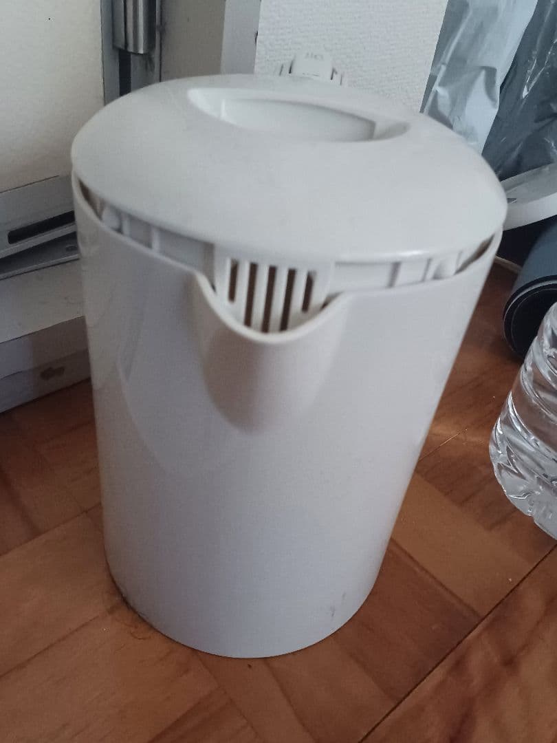 白い電気ポット