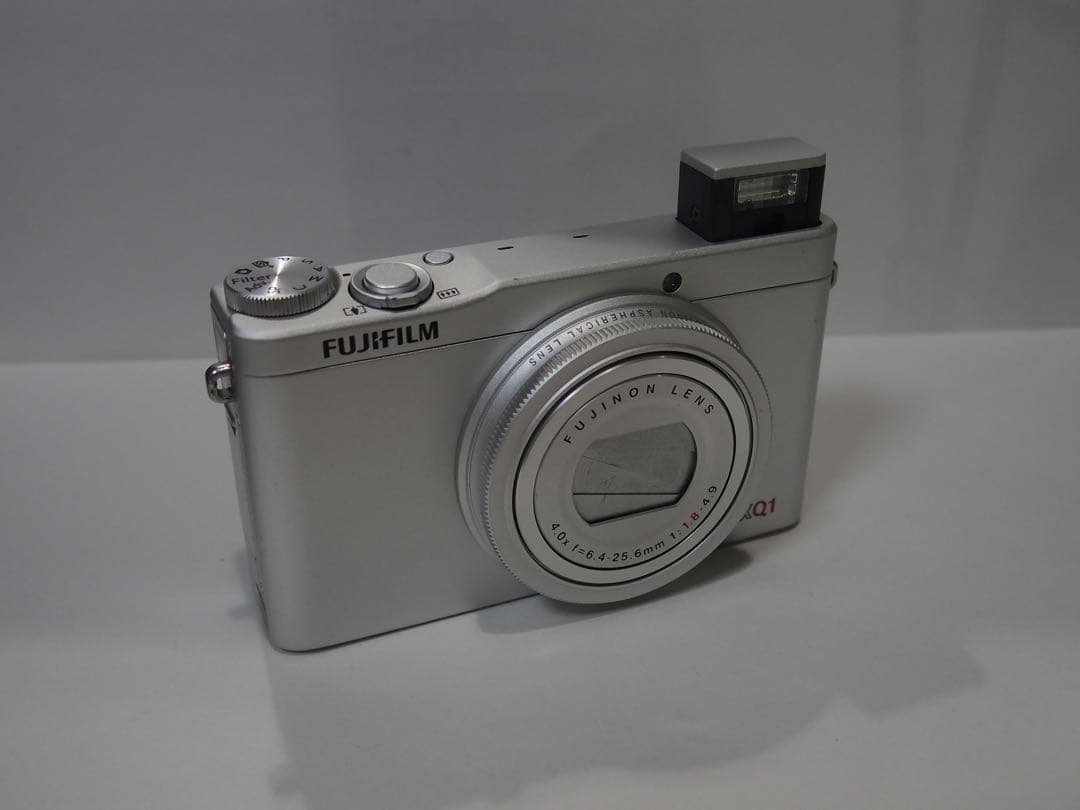 FUJIFILM XQ1 シルバー コンパクトデジタルカメラ