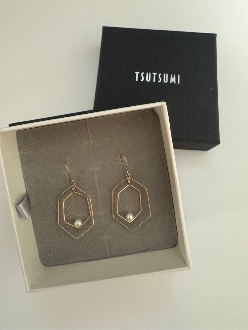 TSUTSUMI 六角形パール付きピアス ゴールド