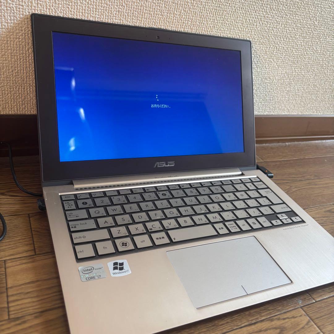 ASUS ZENBOOK ACアダプター、USBメモリつき