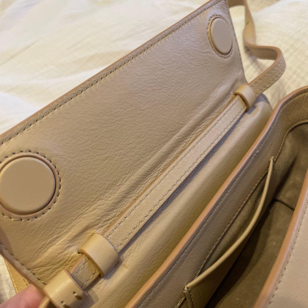 MIUURベージュ フラップボディバッグ