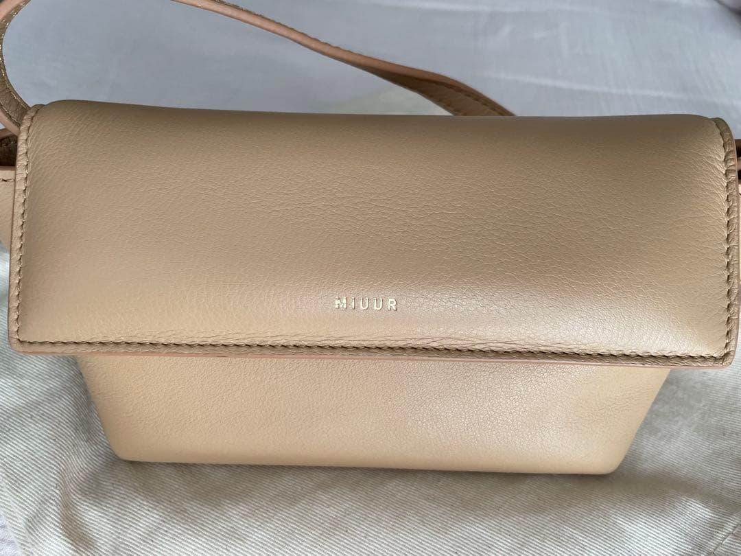 MIUURベージュ フラップボディバッグ