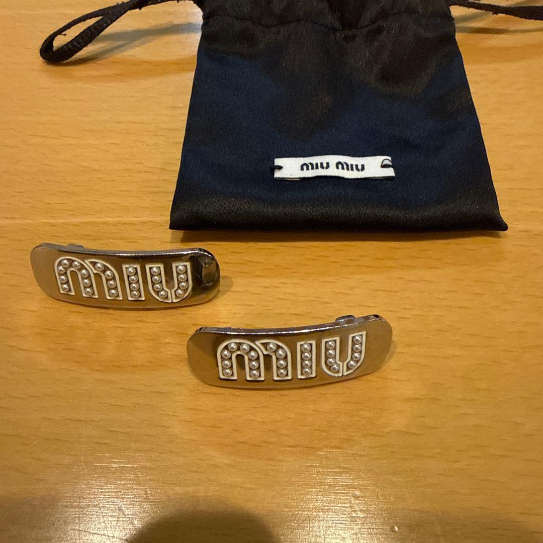 miu miu ストーン付きヘアピン 2個セット