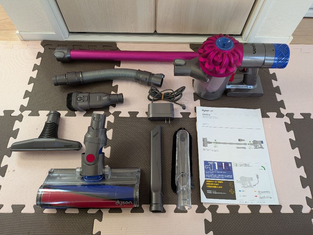 Dyson V6 コードレス掃除機　アタッチメント付