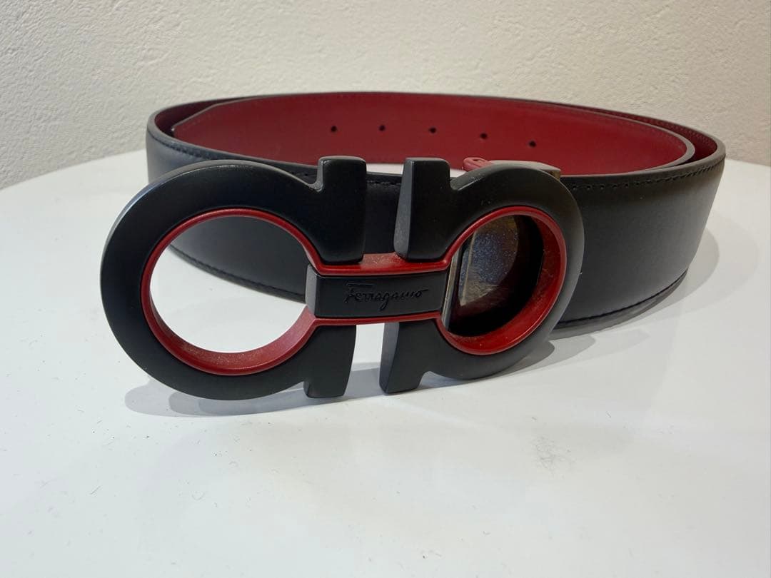 フェラガモ　レザーベルト 黒/赤