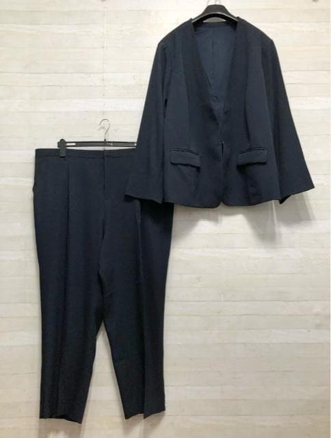 新品☆6L♪紺系♪ノーカラー＆テーパードパンツスーツ♪お仕事☆p698