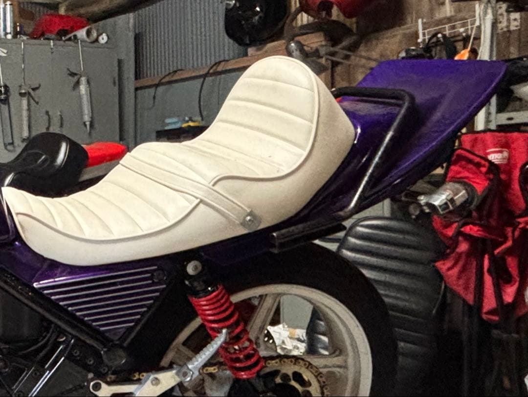 ゼファー400 サムアップシート　猫背