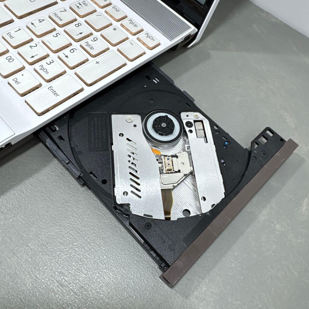 【極上】富士通プレミアムホワイト☘️8世代i7☘️SSD256GB+HDD1TB