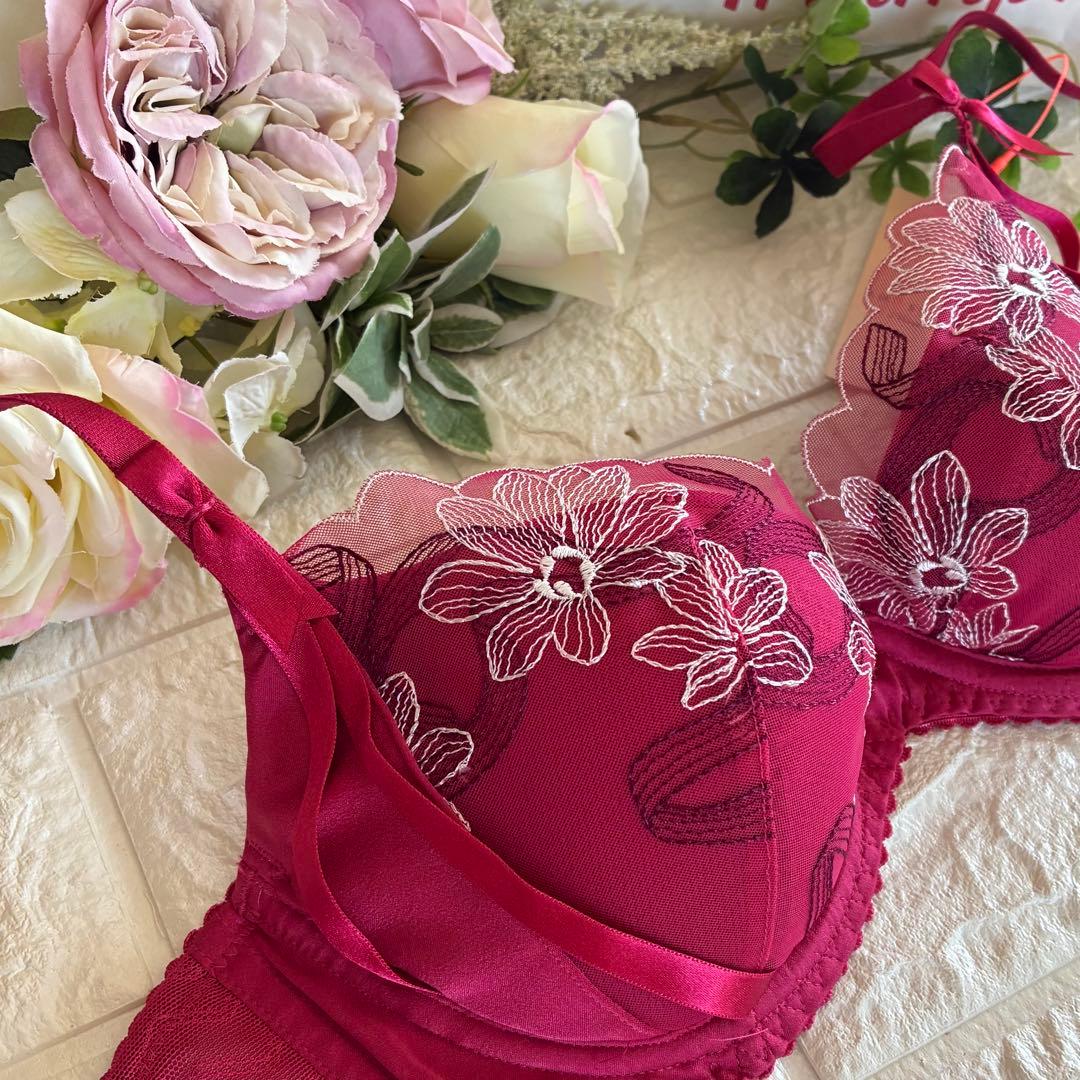 Triumph アモスタイルきゅっと寄せブラ 上下セットF65❣️レッド︎✿·͜·素敵