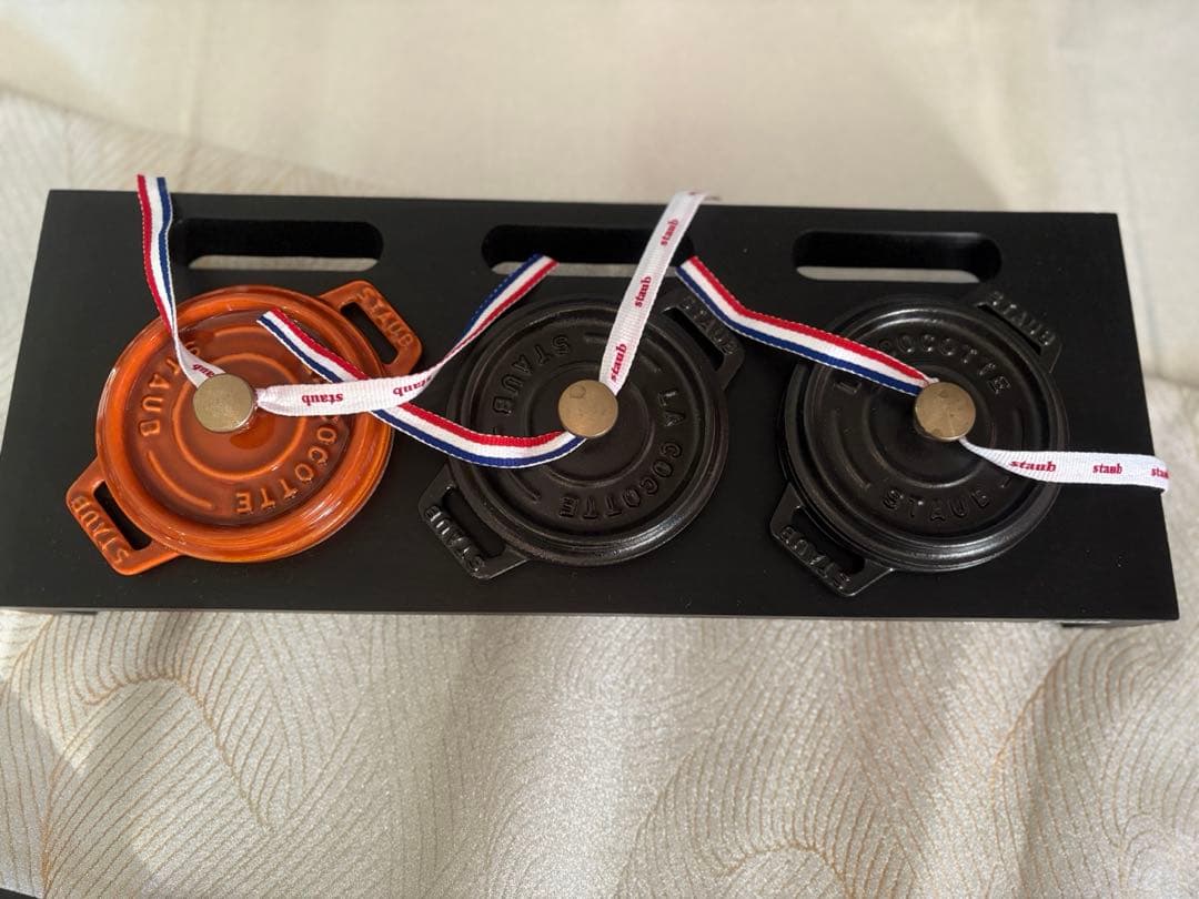 新品　staub ピコ・ココットラウンド10㎝　3個セット　専用スタンド付き