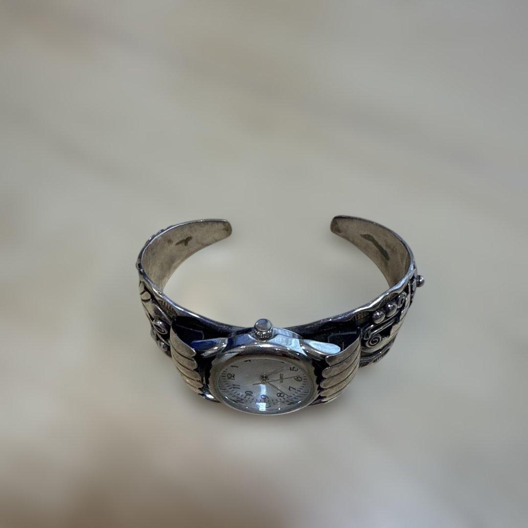 シルバー製バングル時計　インディアンジュエリー時計。文字盤シェル。