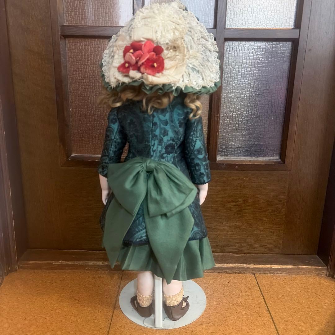 緑色のドレスと帽子の人形