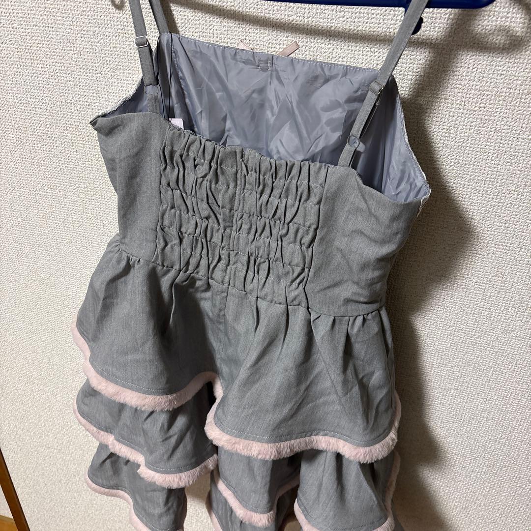 ファー付きティアードジャンパースカート pium グレー