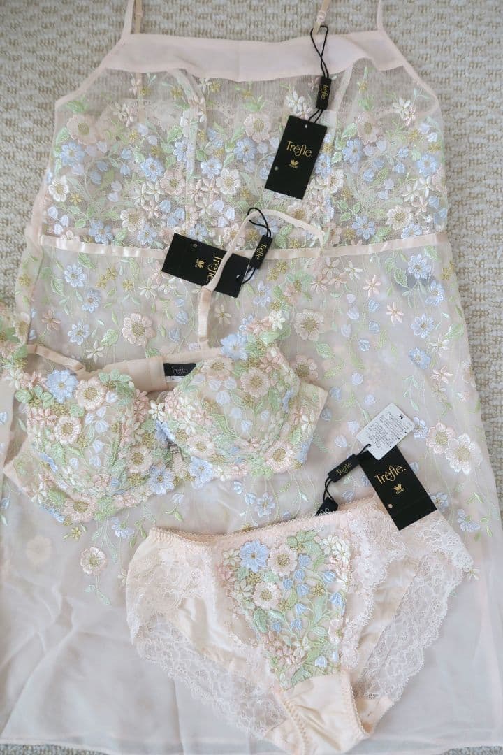 ワコール　トレフル　ブラジャーショーツキャミソール3点