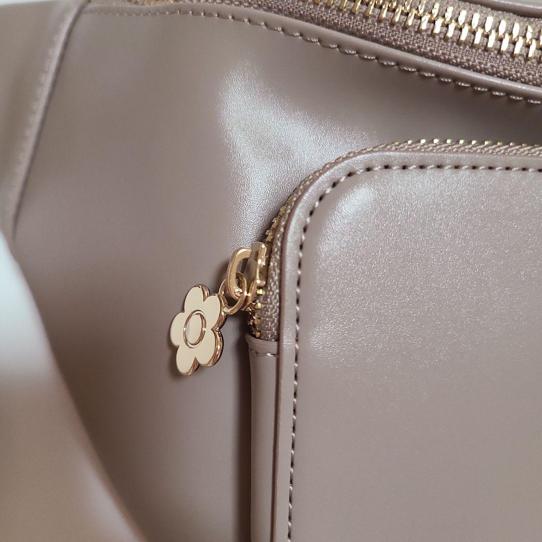 MARY QUANT　エポビジューデイジーポイントボディバッグ　グレージュ