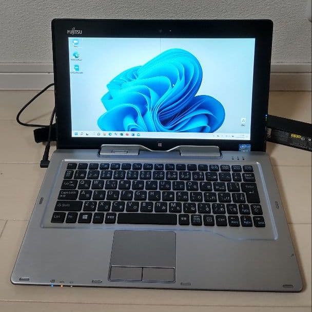 富士通 Q702/G office入り スタイラスペン付き　線が数本入ります