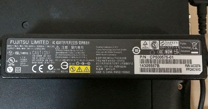 富士通 Q702/G office入り スタイラスペン付き　線が数本入ります