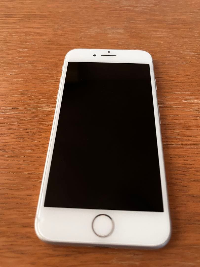 iPhone8 初期化済・SIMフリー　画面割れあり操作正常、更新可能です。