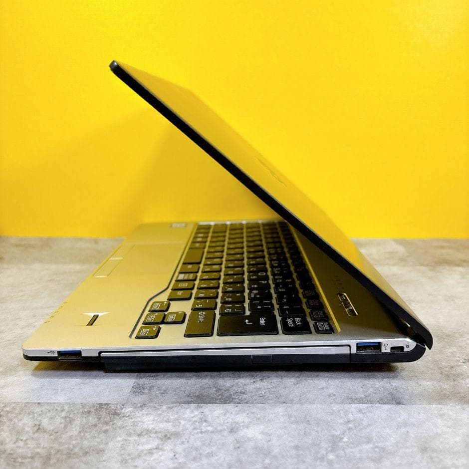 ｉ5✨小型軽量❣SSD搭載で快適✨カメラ付き フルHD 薄型 Windows11