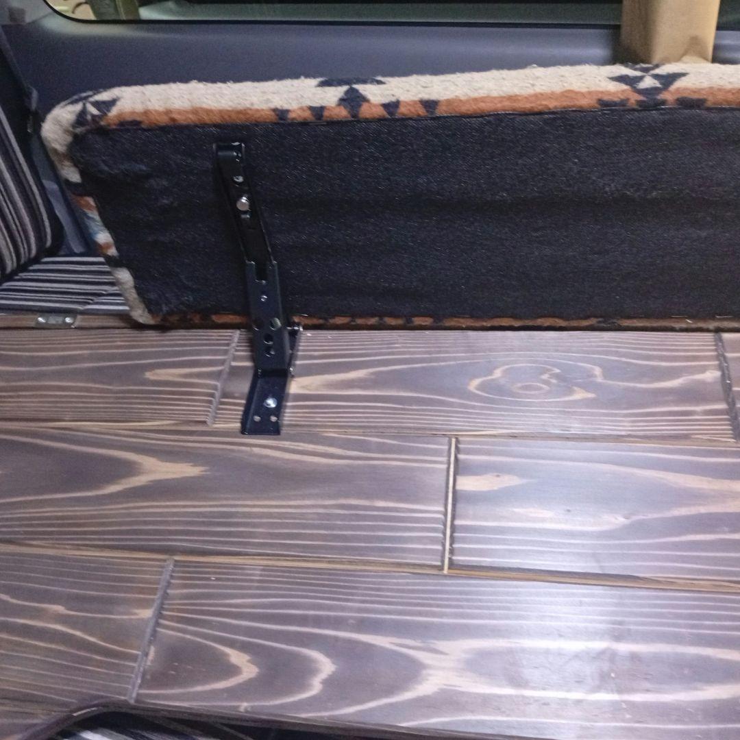 ハイエースワイド　セカンドテーブルオットマン＆ドリンクホルダー付き