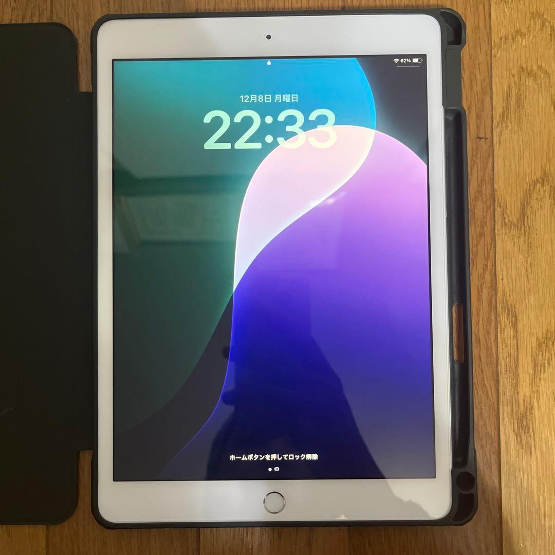 iPad 第8世代 本体 折りたたみカバー（濃緑）付