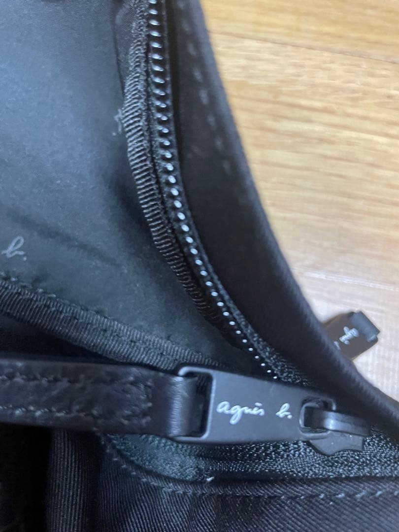 アニエスベー ボディーバッグ。