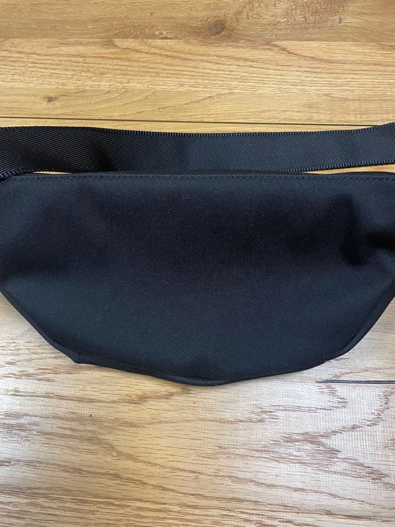 アニエスベー ボディーバッグ。