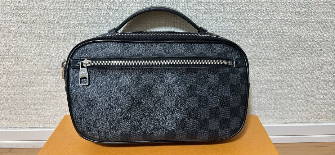 美品 ルイヴィトン ダミエ　グラフィット アンブレール ボディバッグ バム