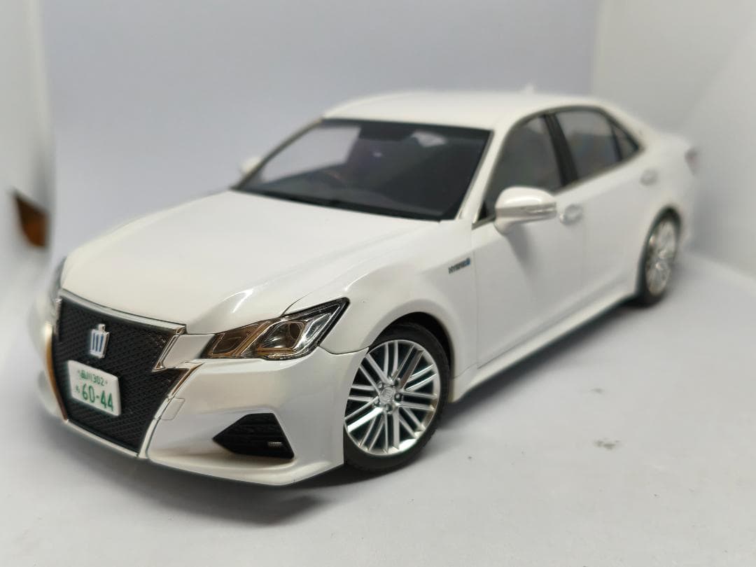 アオシマ　トヨタ　クラウンアスリート　プラモデル　完成品　ホワイトパール