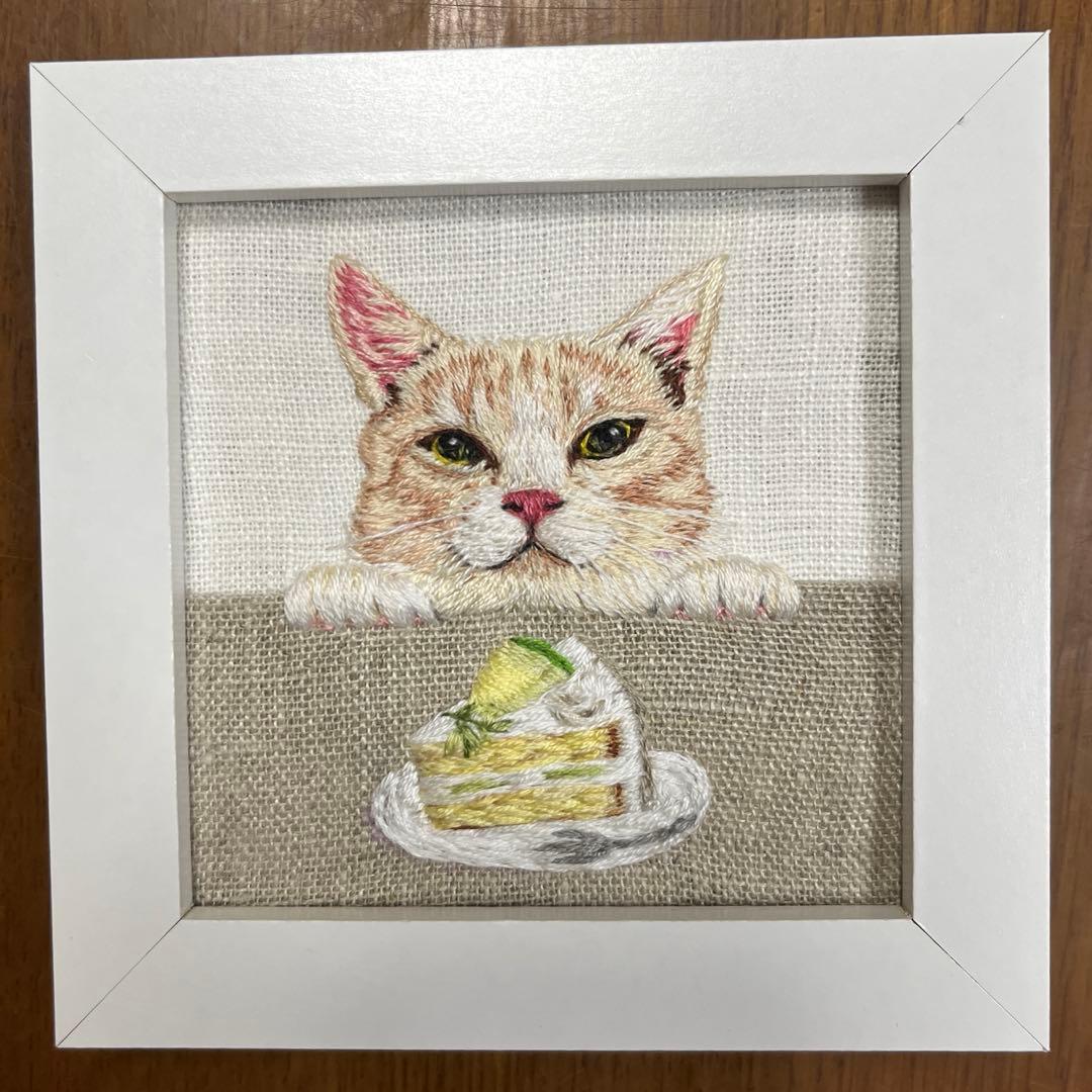 n*u様 ハンドメイド刺繍フレーム　ハチワレ茶トラさんとメロンショートケーキ
