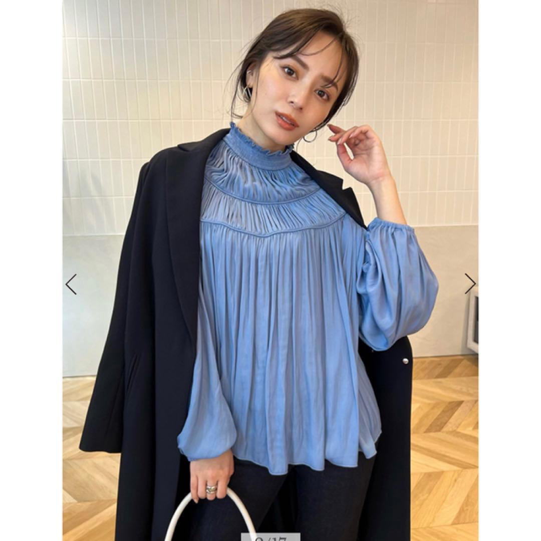 【anuans】デコルテギャザーブラウス　ブルー