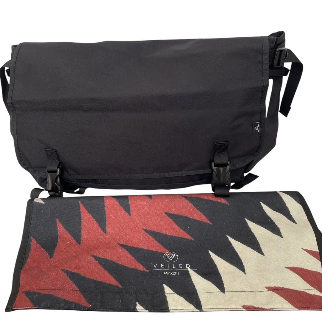 VEILED Faceless メッセンジャーバッグ ブラック フラップ付き