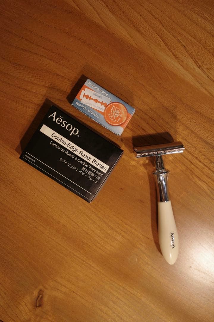 Aēsop ダブルエッジレイザーとカミソリ両刃の替え刃