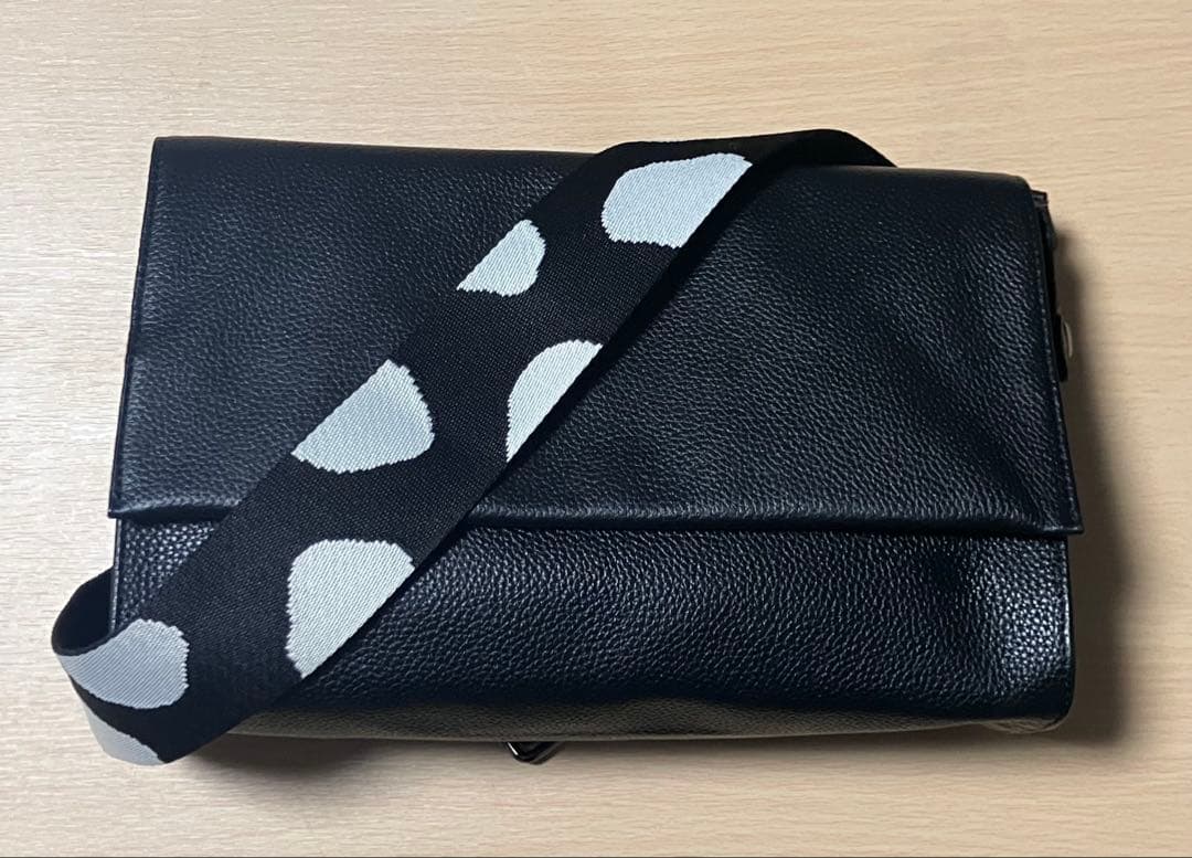 イアパピヨネ　柄ワイドテープショルダーバッグ　ダルメシアン柄