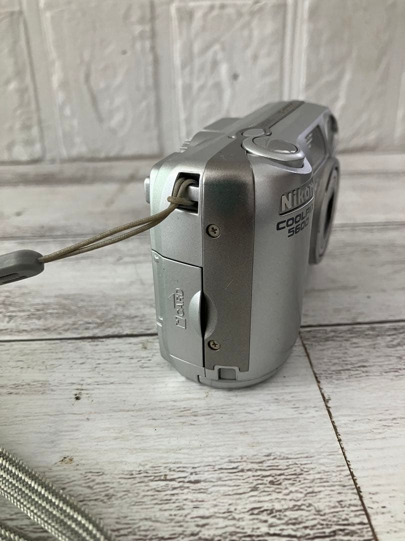 Nikon COOLPIX 5600 シルバー コンパクトデジタルカメラ