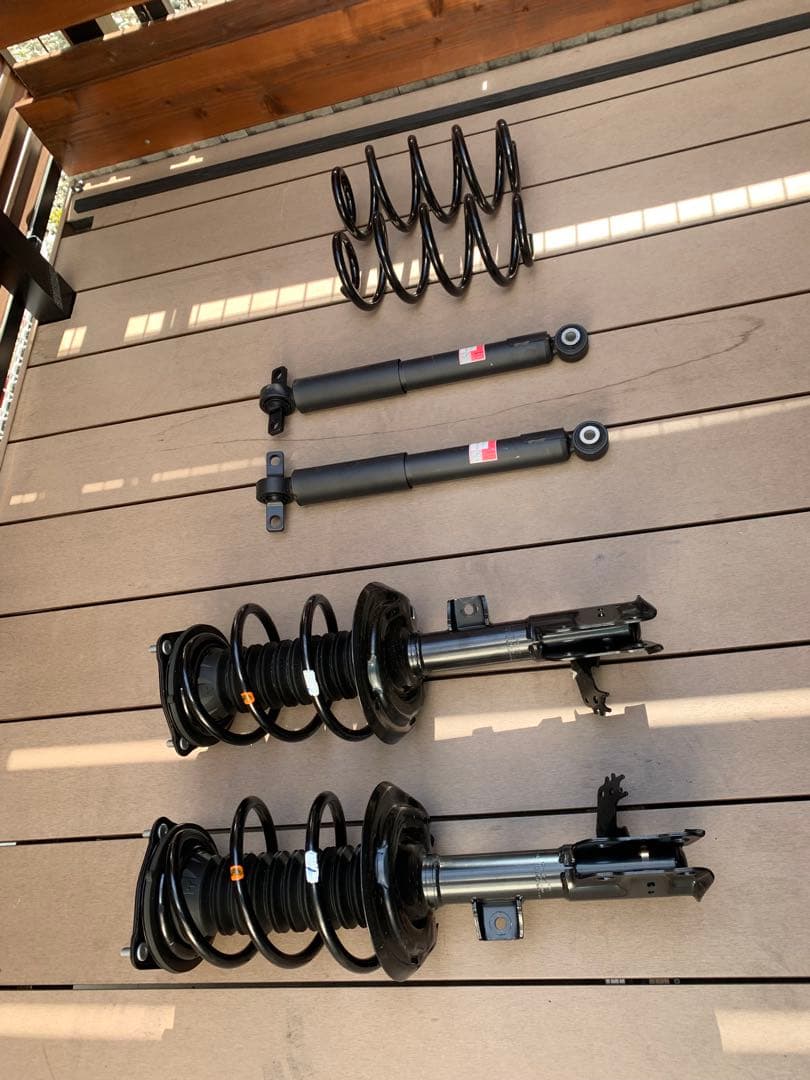 サスペンションキット（ストラット、スプリング、ショックアブソーバー）