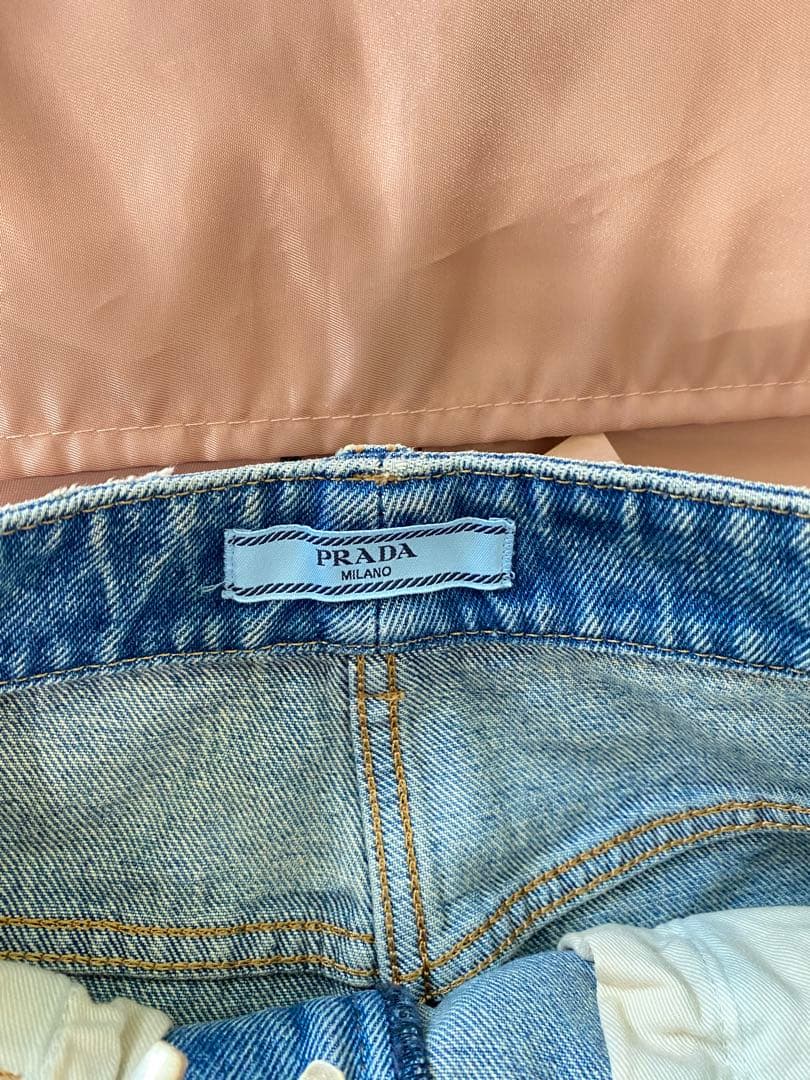 くまくま♡　プラダ(PRADA)2023ACロゴ入りダメージデニムパンツ