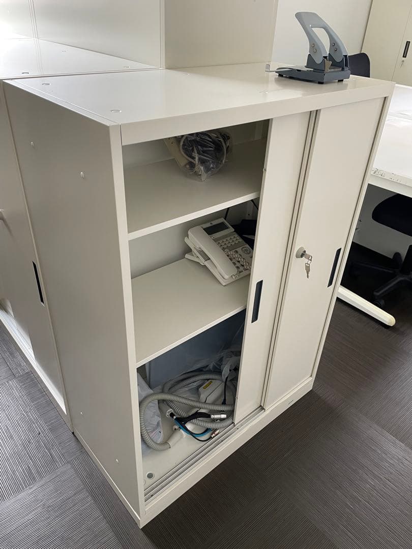ホワイトキャビネット 3ドア 2棚 鍵付き　オフィス家具多数　引取り希望