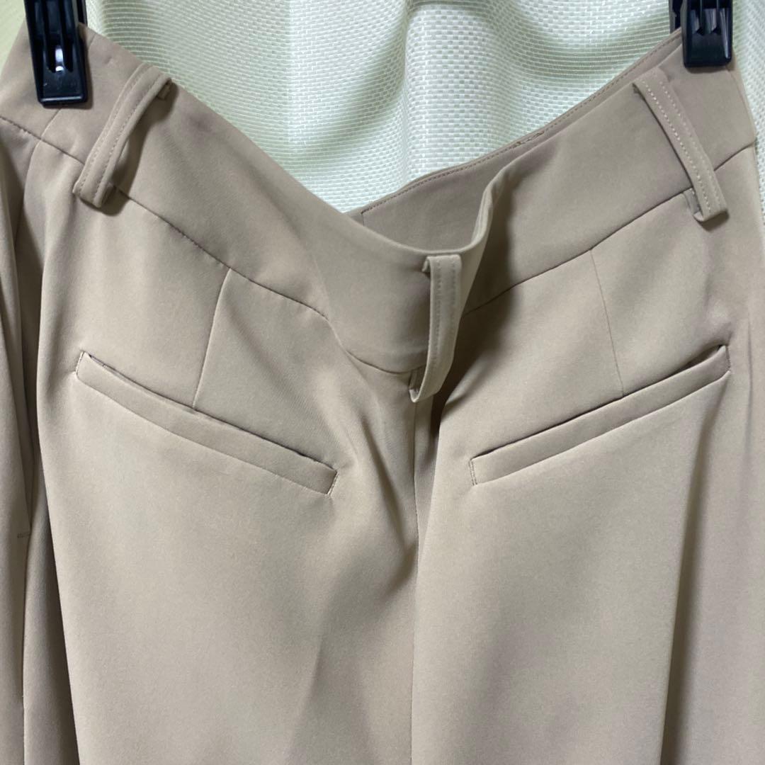 ベージュ ノーカラージャケット、ワイドパンツスーツ