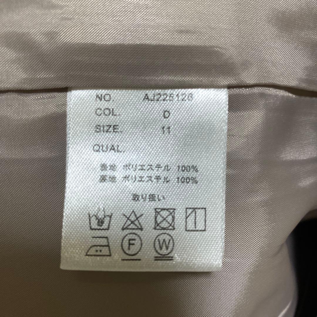 ベージュ ノーカラージャケット、ワイドパンツスーツ