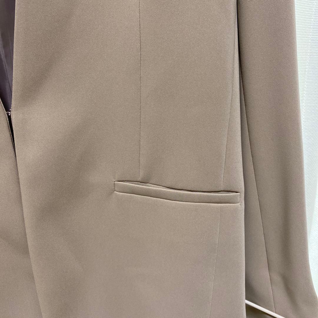 ベージュ ノーカラージャケット、ワイドパンツスーツ