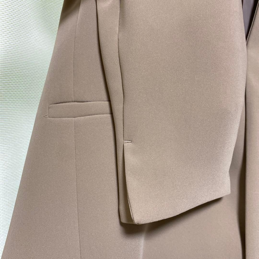 ベージュ ノーカラージャケット、ワイドパンツスーツ